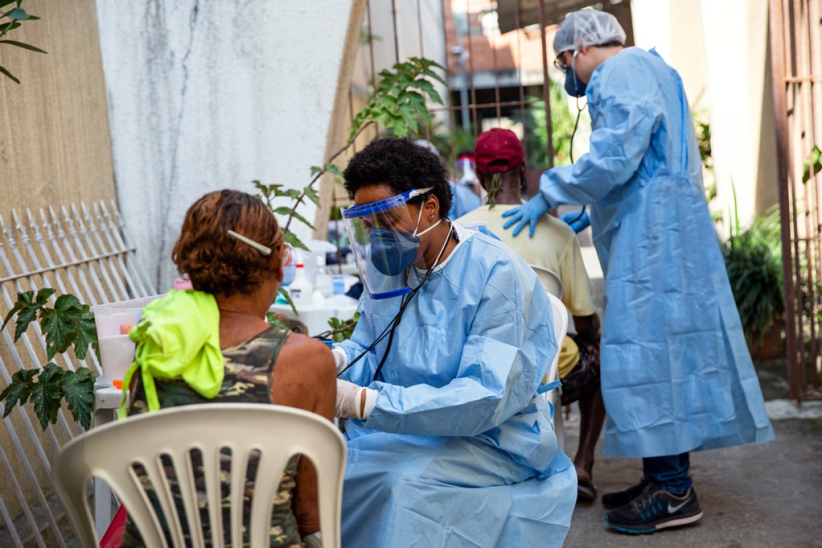 Com novo recorde de casos diários, mundo completa 2 anos de descoberta da Covid-19
