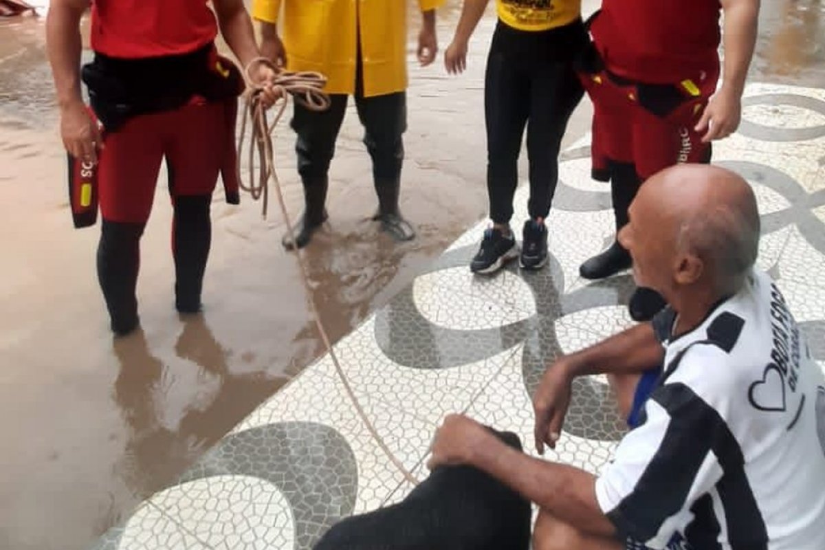 Bombeiros resgatam cachorro após mais de quatro dias em telhado