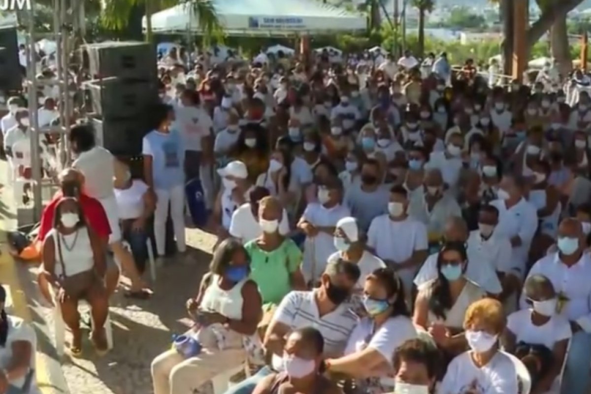 Baianos e turistas visitam a Igreja do Bonfim na última sexta do ano, em Salvador
