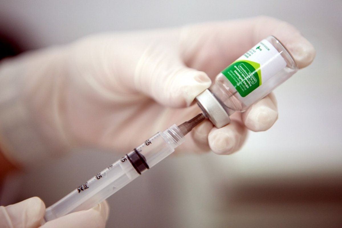 Em meio a surto, Brasil tem 12 milhões de vacinas contra gripe paradas, diz levantamento
