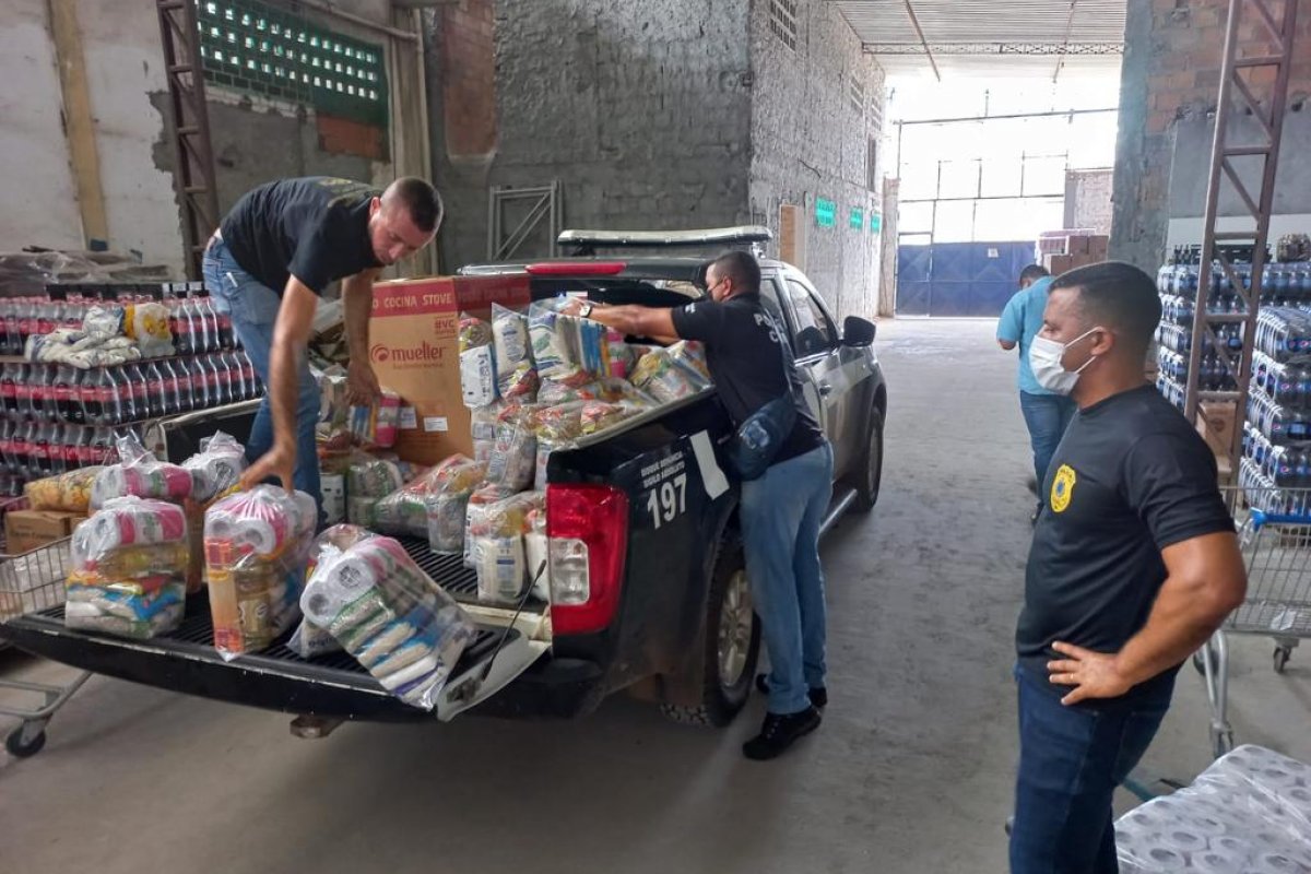 Polícia Civil arrecada mais de dez toneladas de alimentos para vítimas das chuvas da Bahia