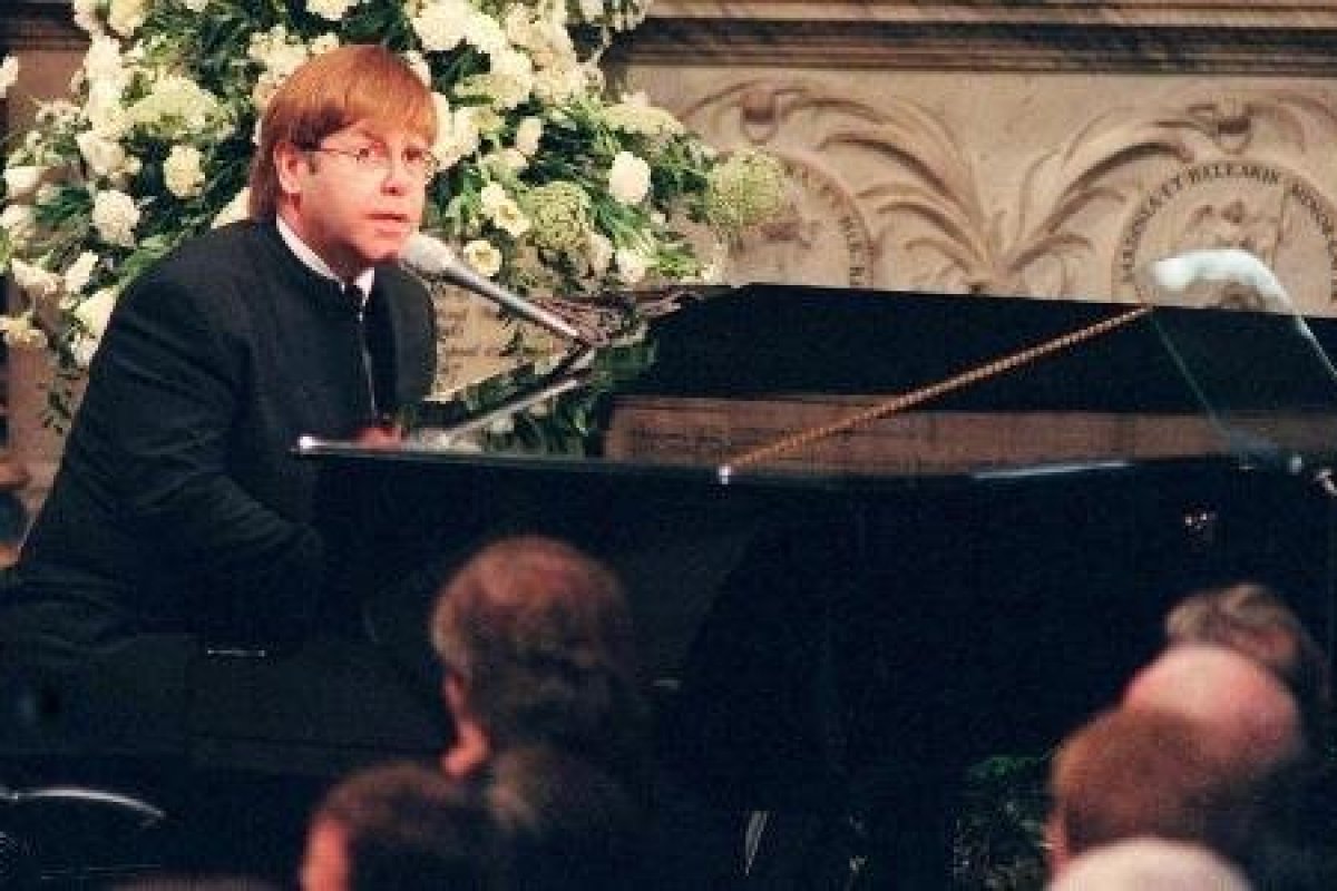 Abadia de Westminster pediu que Elton John tocasse no funeral da princesa Diana