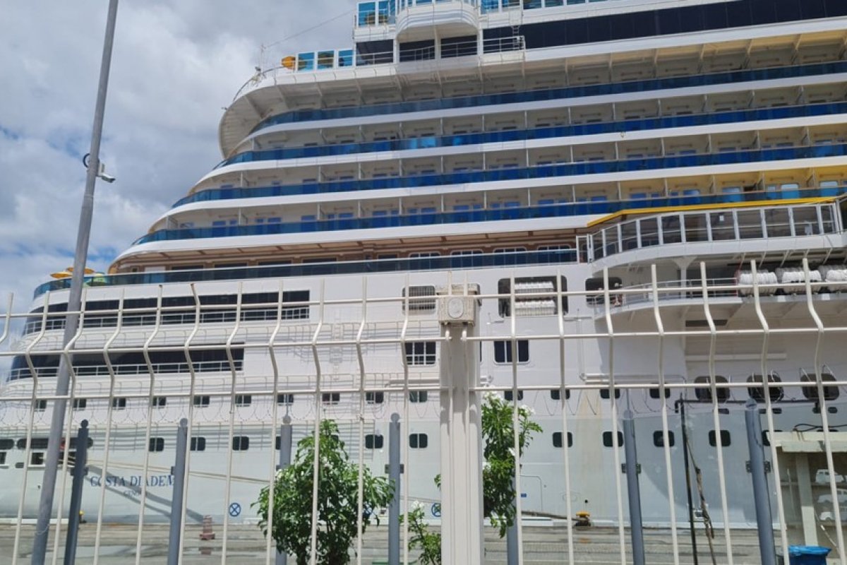 Cruzeiro atracado em Salvador tem atividades suspensas após surto de Covid-19