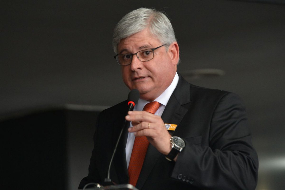 Janot pede licença da OAB e está impedido de advogar