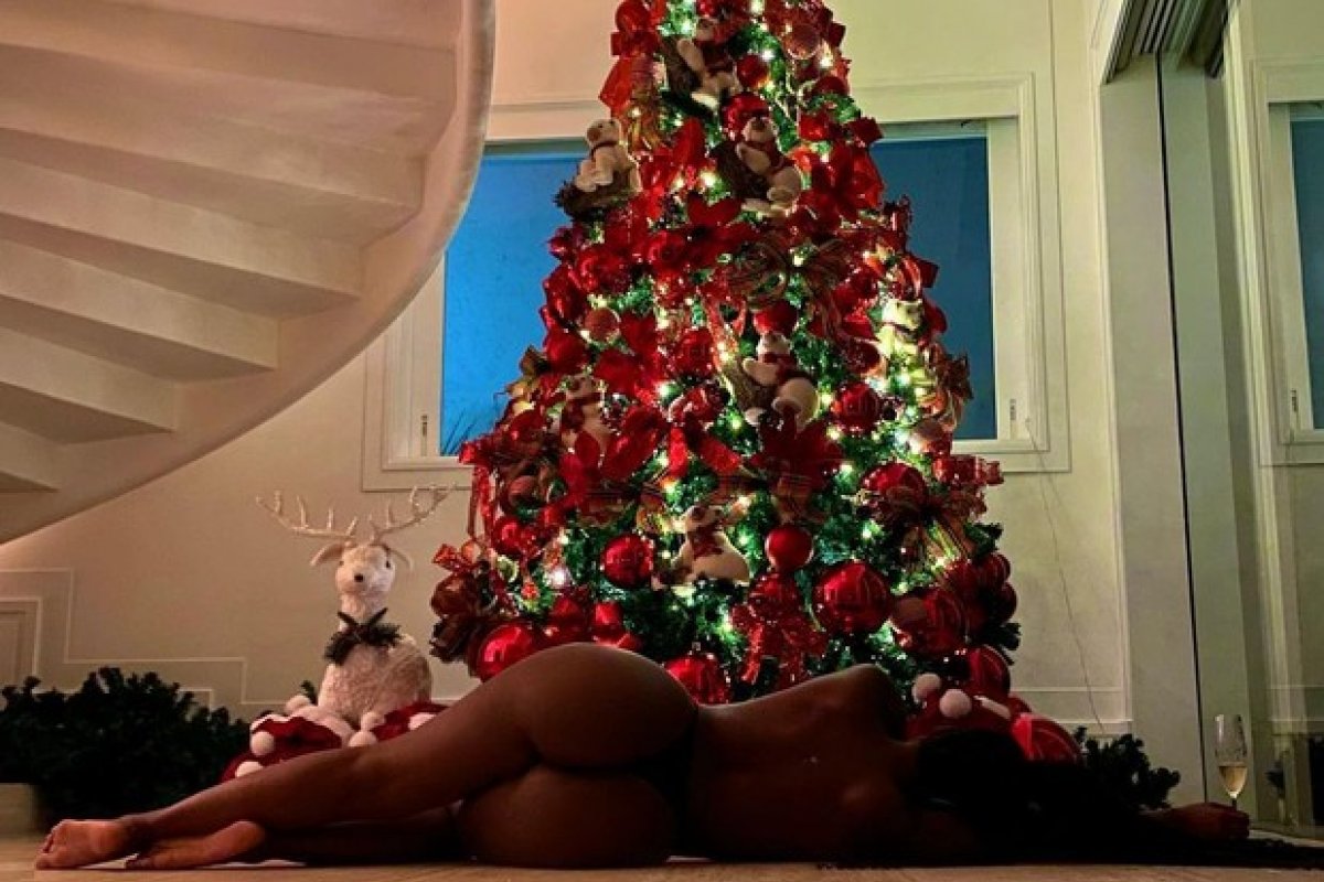 Ousada! Iza posa nua em frente a árvore de Natal