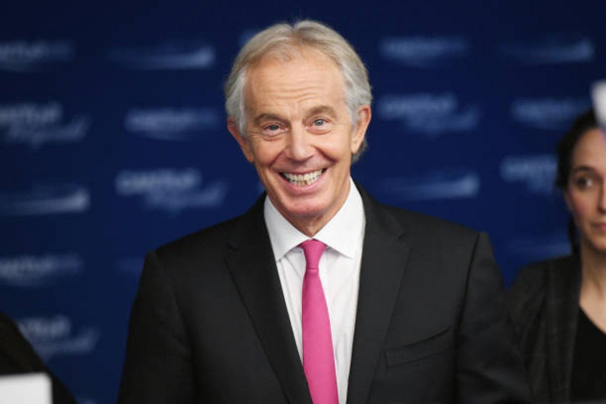Rainha Elizabeth II nomeia Tony Blair como Sir