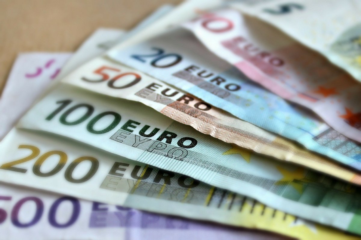 Após 20 anos, euro ainda rivaliza com o dólar e se prepara para mudar de visual