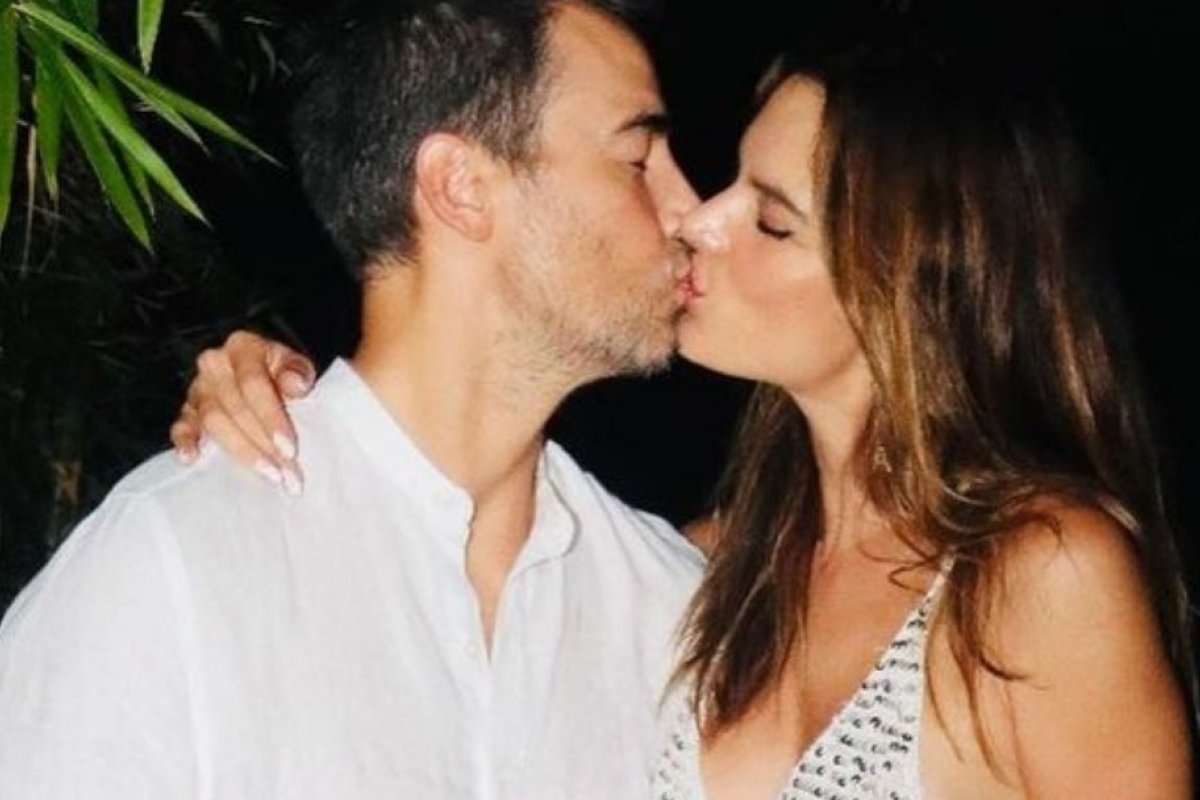 Sempre linda, Alessandra Ambrosio curte o Brasil com o namorado!
