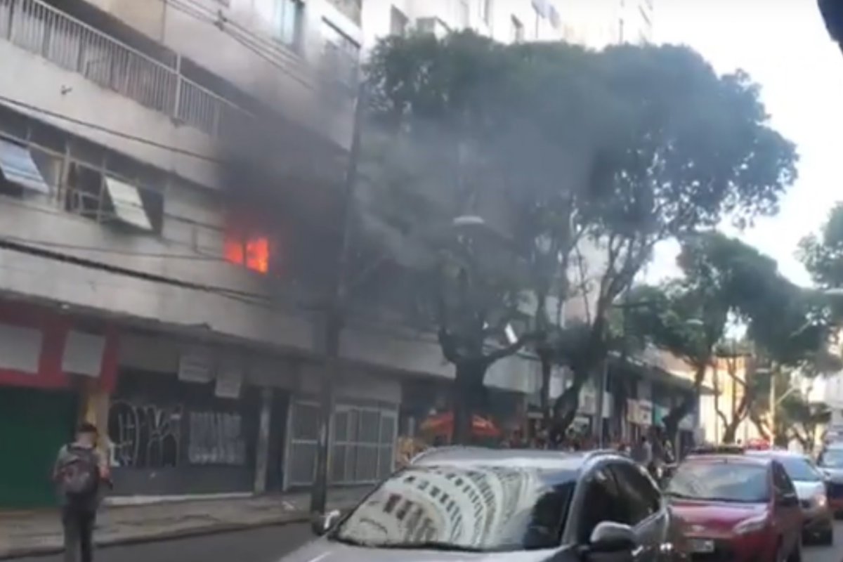 Incêndio atinge imóvel de um prédio comercial no Campo Grande, em Salvador
