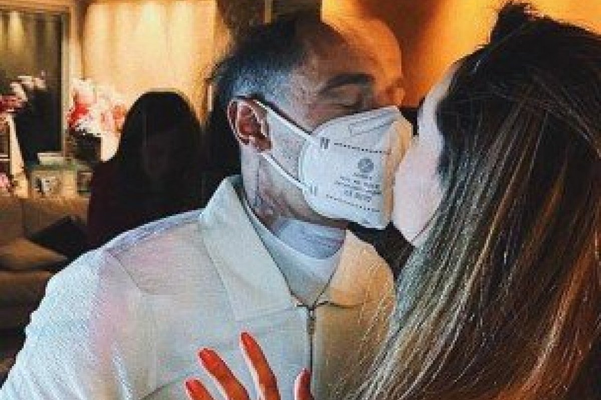 Com Covid-19, jogador passa virada de ano separado da família por vidro