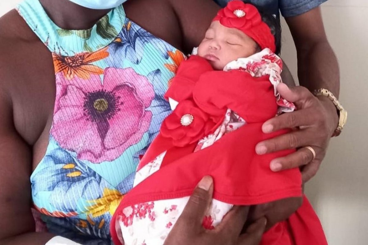 Bahia: Primeiro bebê nascido em 2022 se chama Maria Júlia