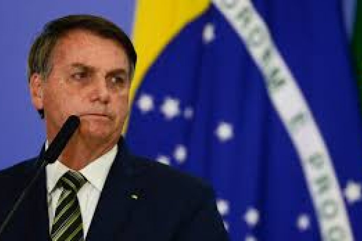 Após férias, Bolsonaro desembarca em SP e é levado a hospital com suspeita de nova obstrução intestinal