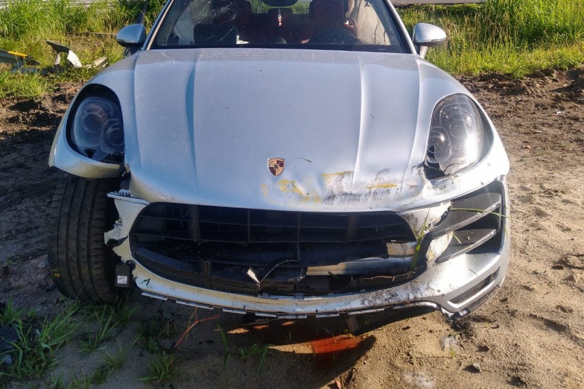 Motorista de carro de luxo bate em defensa metálica e abandona veículo
