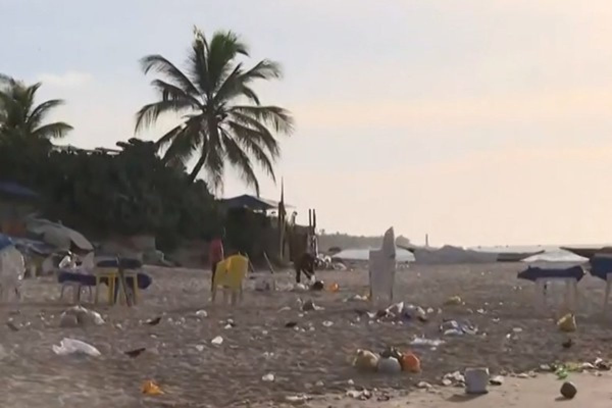 Após o primeiro final de semana de 2022, praias de Salvador amanhecem com lixo acumulado