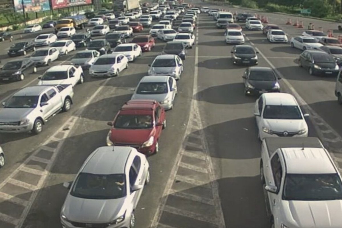 Em 1º dia útil do ano, Linha Verde registra trânsito intenso na Bahia