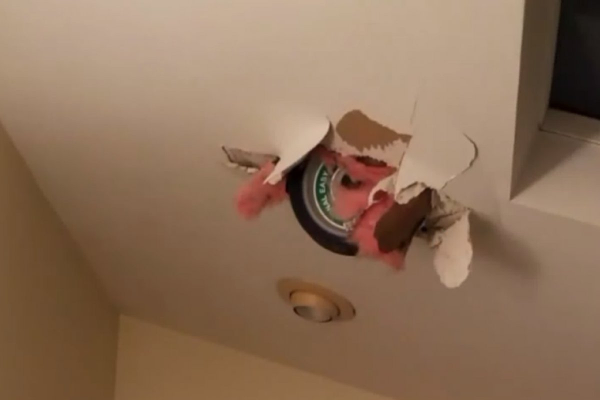 Roda de helicóptero atinge telhado de casa nos Estados Unidos