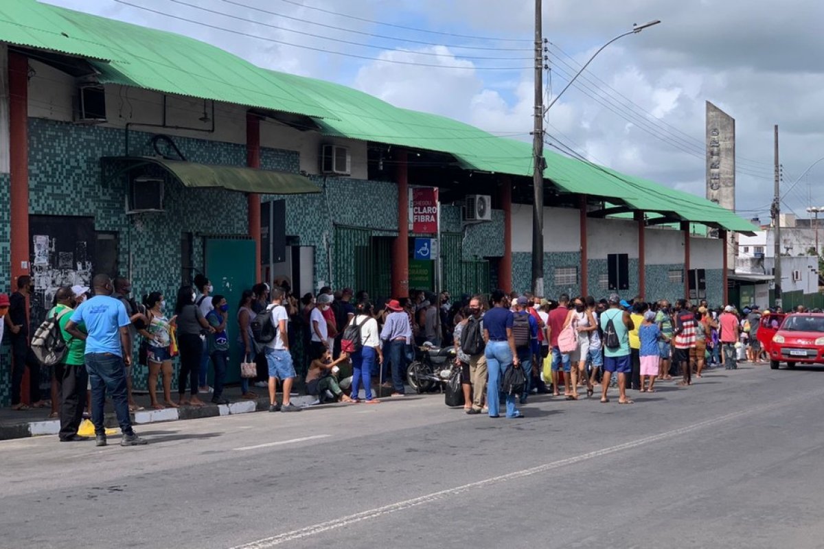 Em protesto, moradores bloqueiam estação de transbordo em Feira de Santana