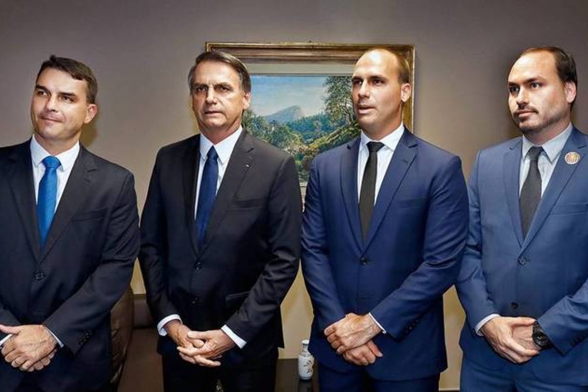 Filhos de Bolsonaro dizem que internação é consequência da 'tentativa de assassinato'