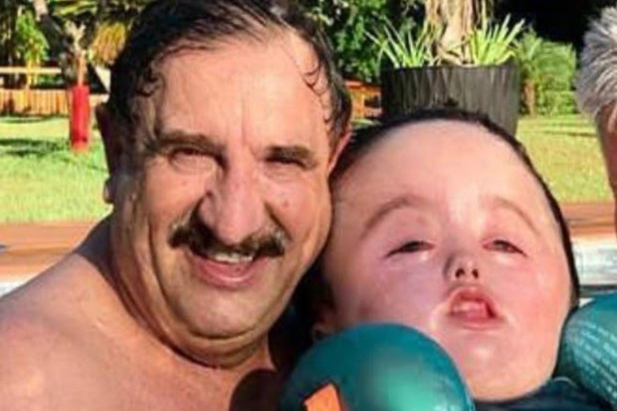 De férias, Ratinho curte piscina com o neto caçula, Noah