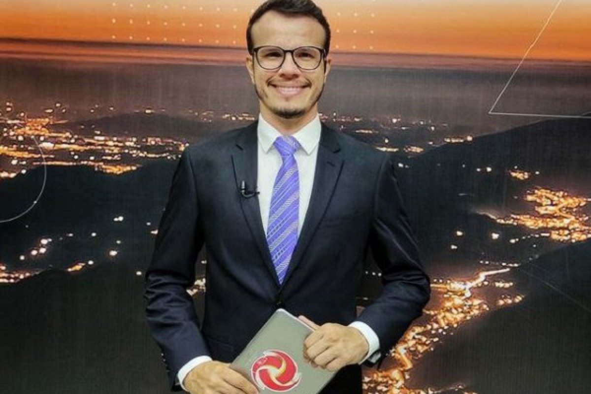 Apresentador tem mal súbito e desmaia ao vivo durante telejornal