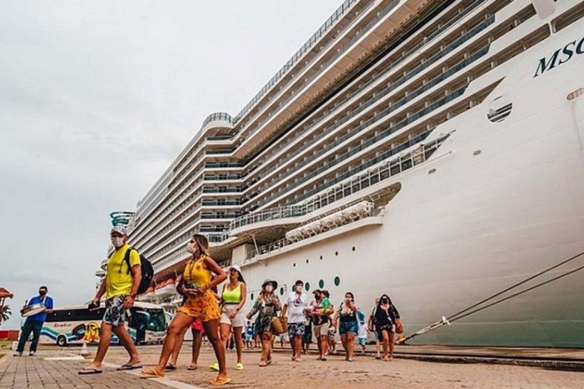 Navio com surto de Covid-19 não atraca em Salvador e muda de rota