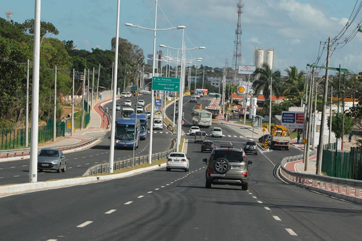Dupla é presa após roubos na Av. Paralela, em Salvador