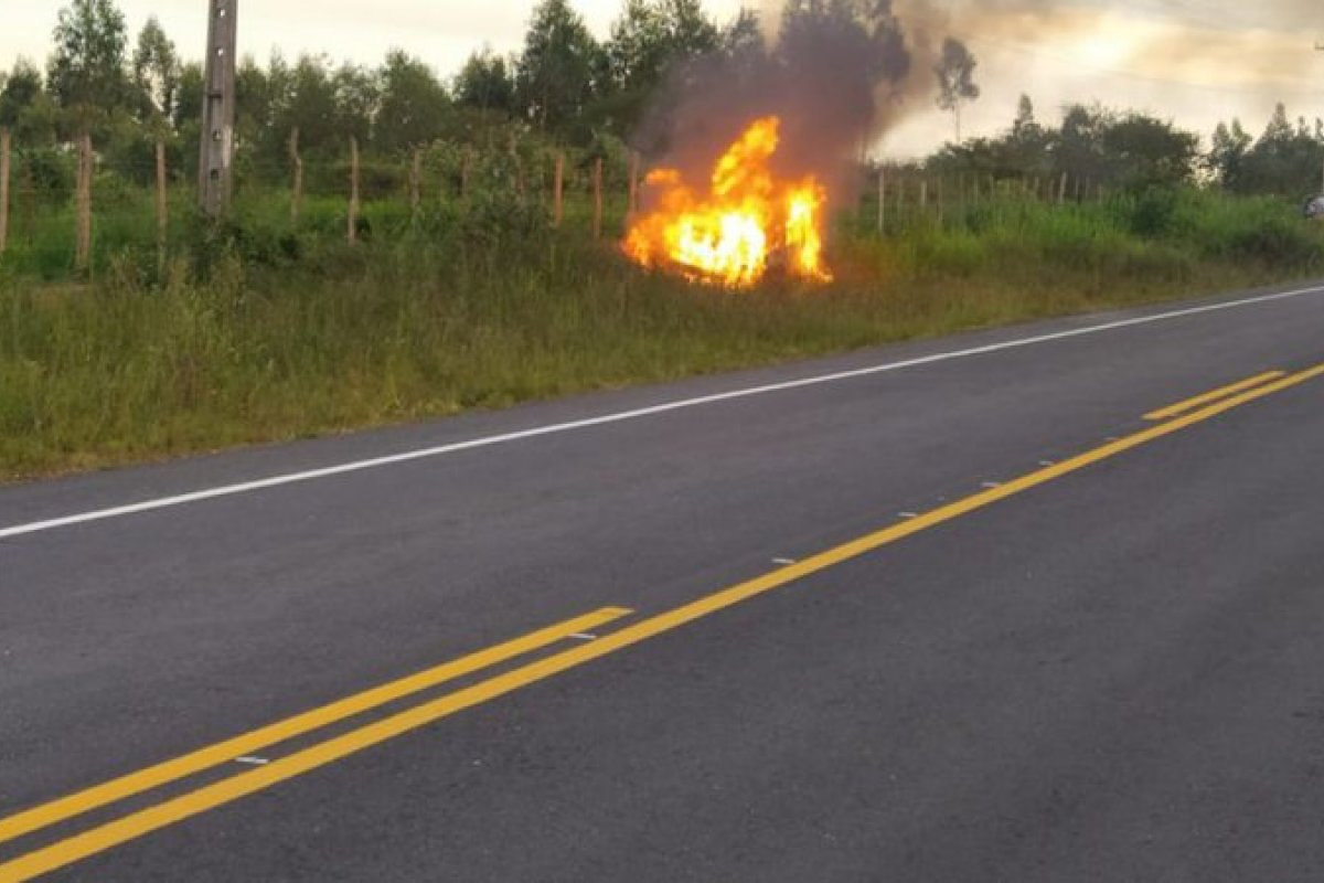 Homem morre carbonizado após o carro pegar fogo em rodovia