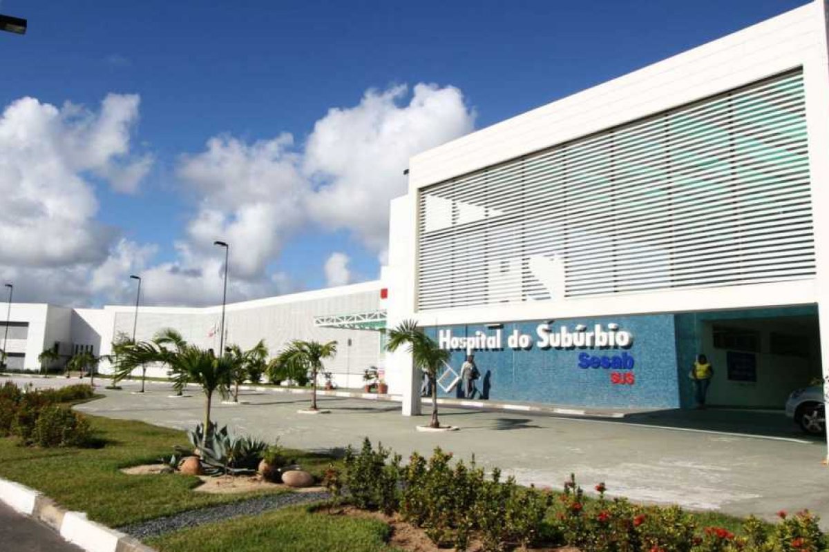 Mulher de 35 anos é baleada dentro de carro na Via Regional