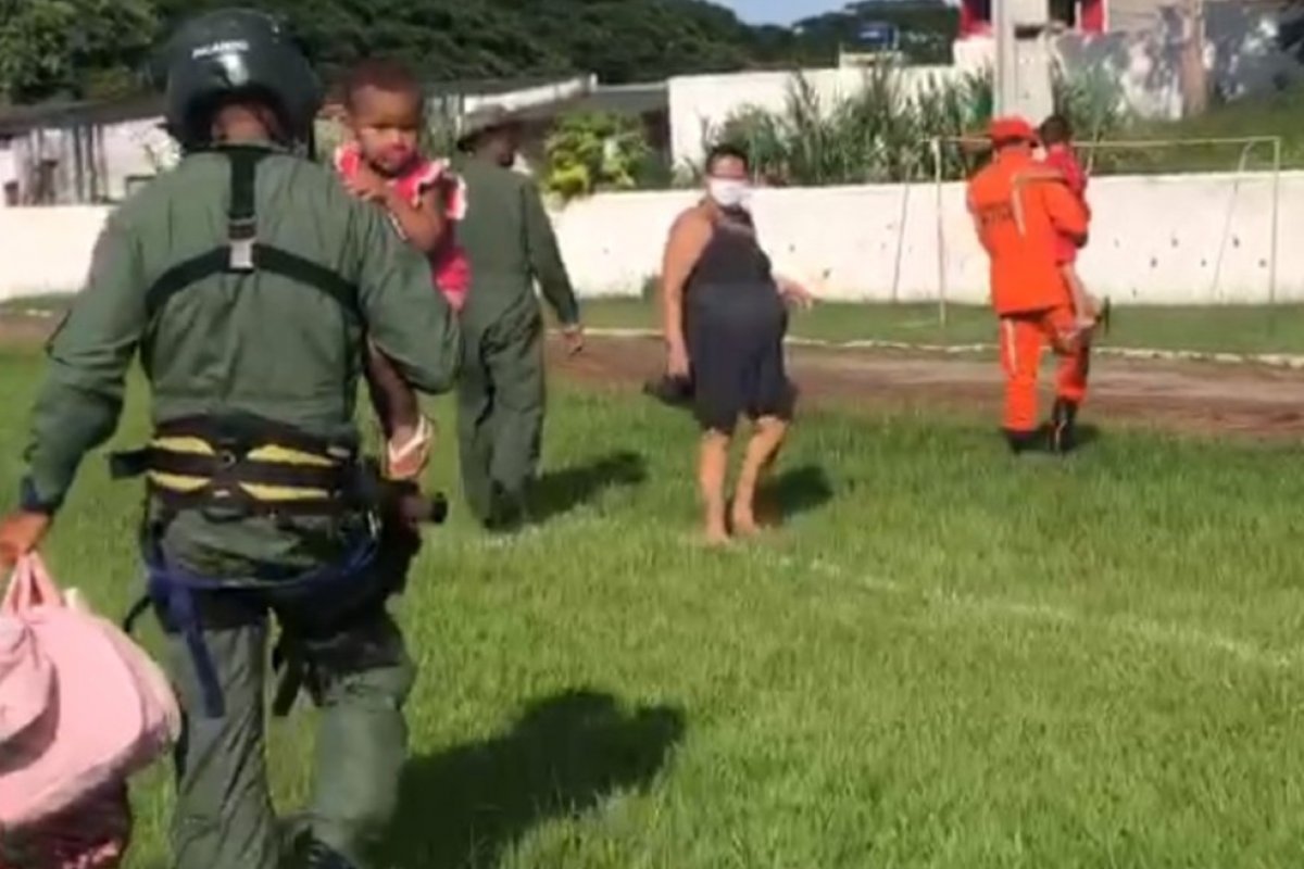 Mulher grávida é transportada de comunidade indígena ilhada para unidade de saúde na Bahia