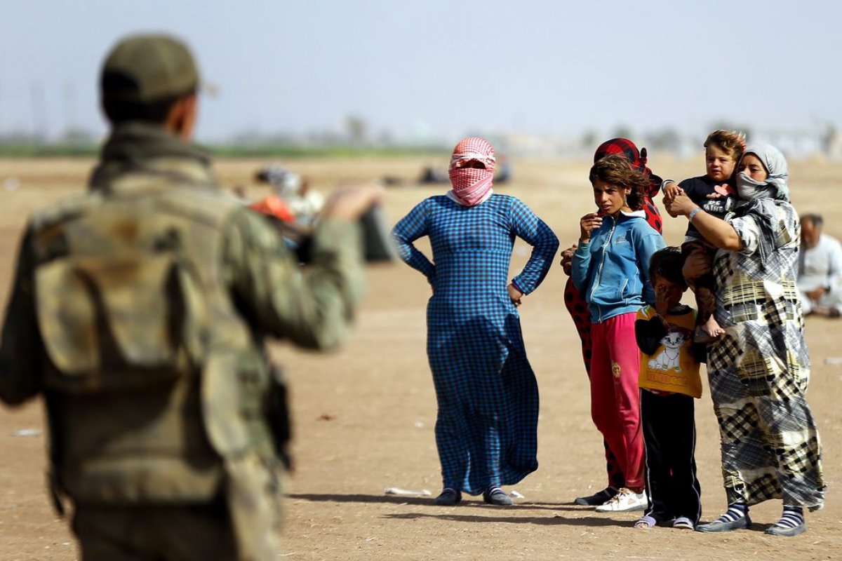 Mulher é processada por incitar filho de 12 anos a se tornar criança-soldado no Estado Islâmico