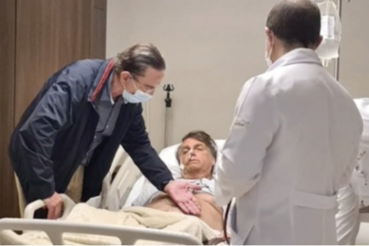 Vídeo: ao som de 'Faith', Bolsonaro compartilha momento em que é examinado no hospital