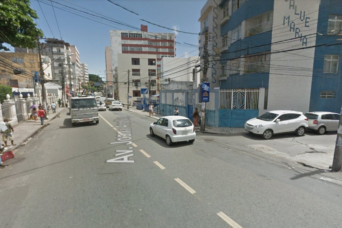 Após batida com carro, duas pessoas em motocicleta ficam feridas em Salvador