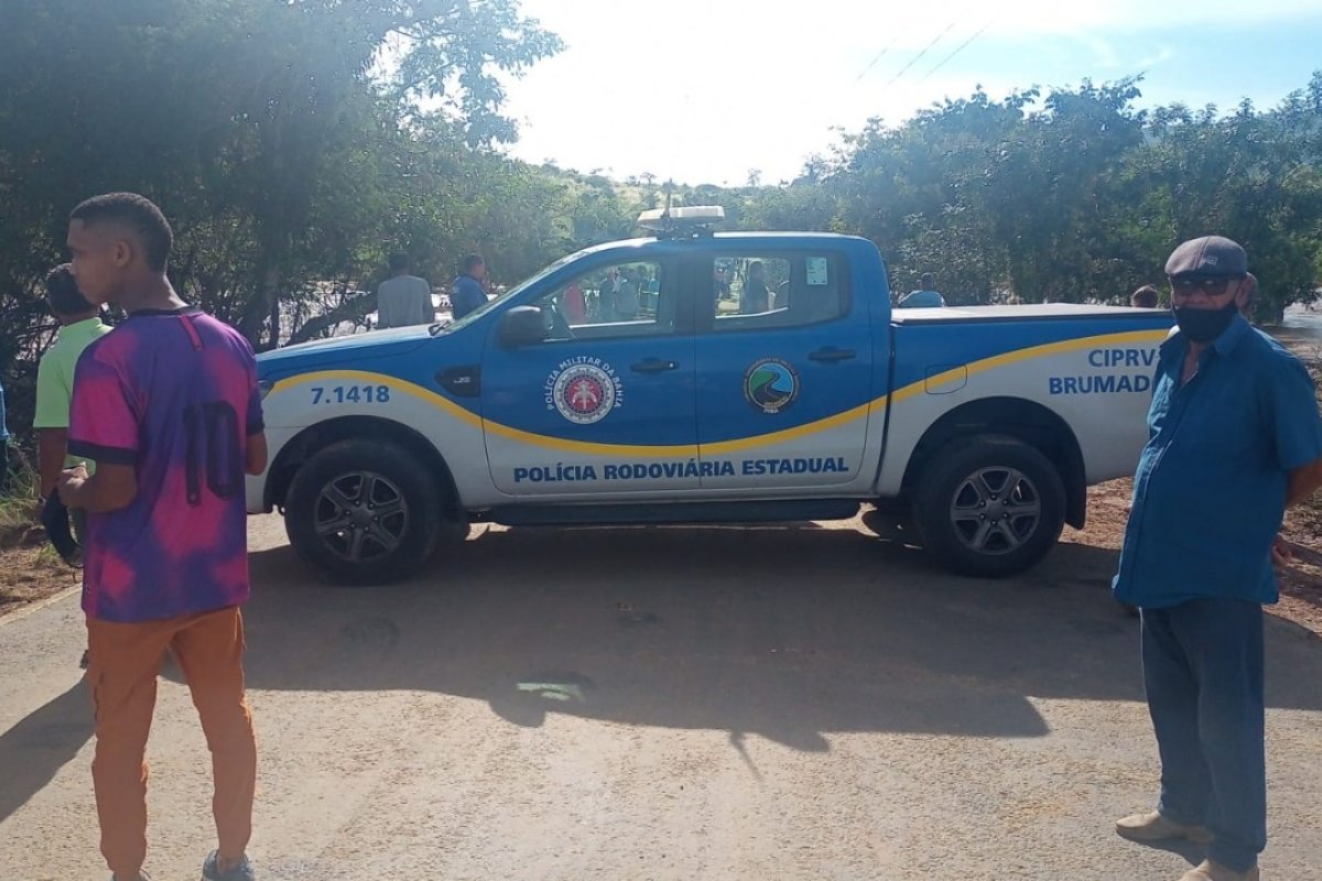 Tráfego de veículos é interrompido na BA-120, entre Itapé e Itaju do Colônia