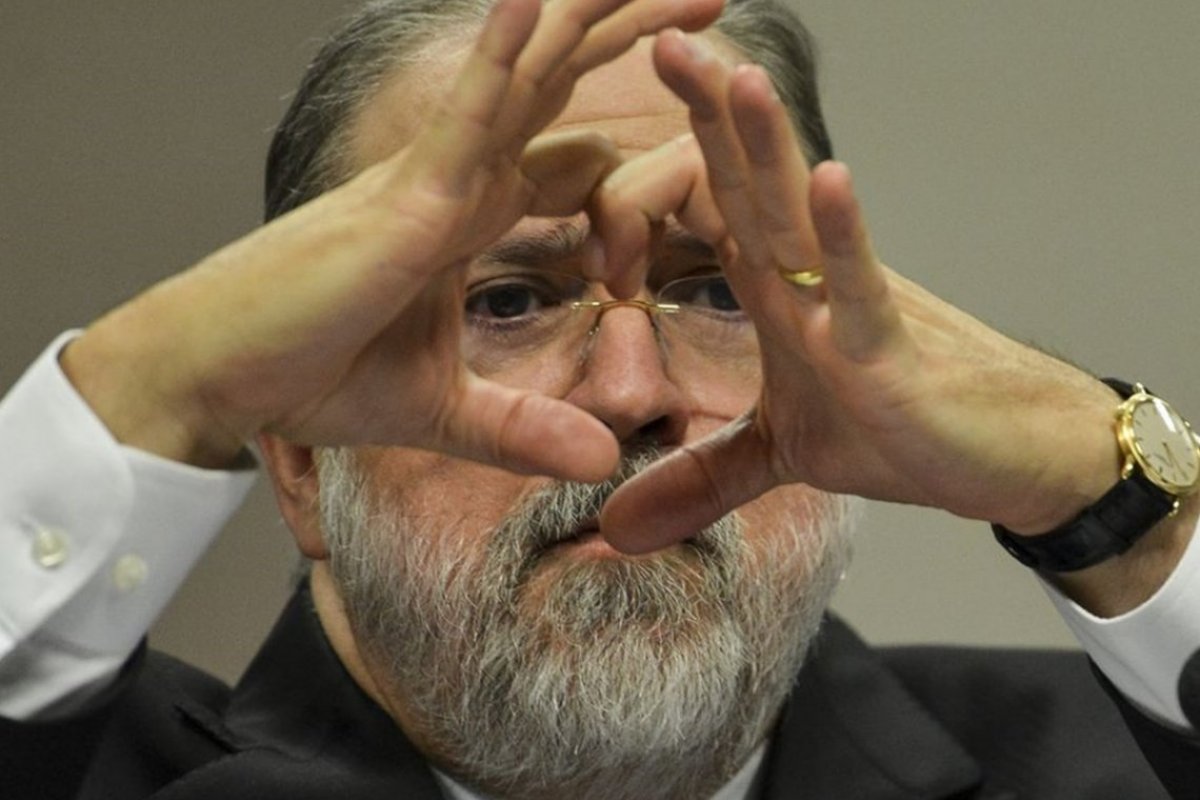 Rui Costa concede medalha Cruz da Ordem a Augusto Aras