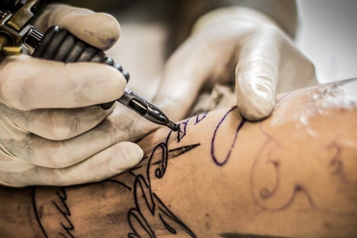 Presidente sanciona lei que restringe tatuagens na Marinha