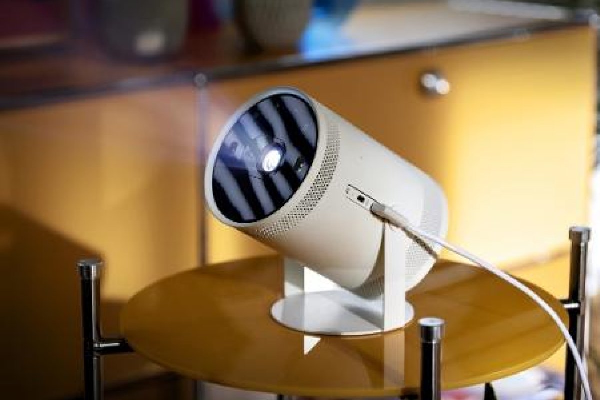 Freestyle: novo dispositivo portátil da Samsung transforma parede em smart TV