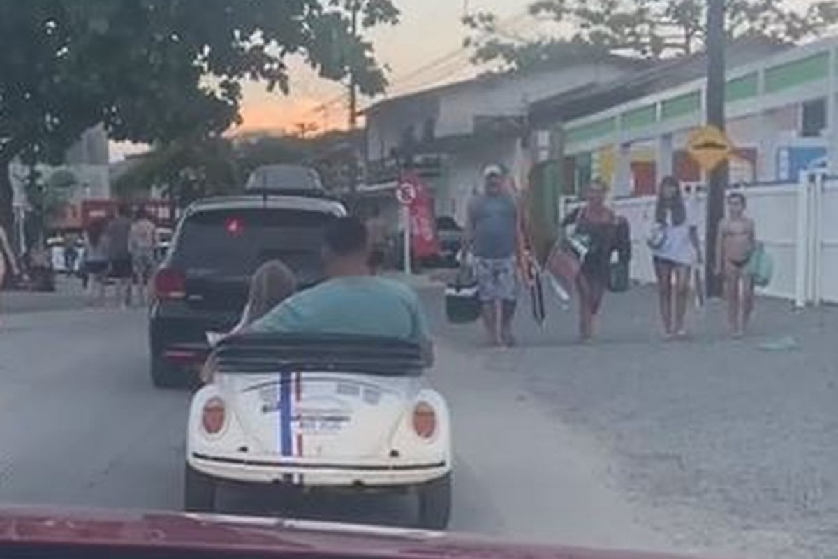 Vídeo: polícia guincha carrinho de brinquedo de criança de 7 anos que circulava em rua de SC