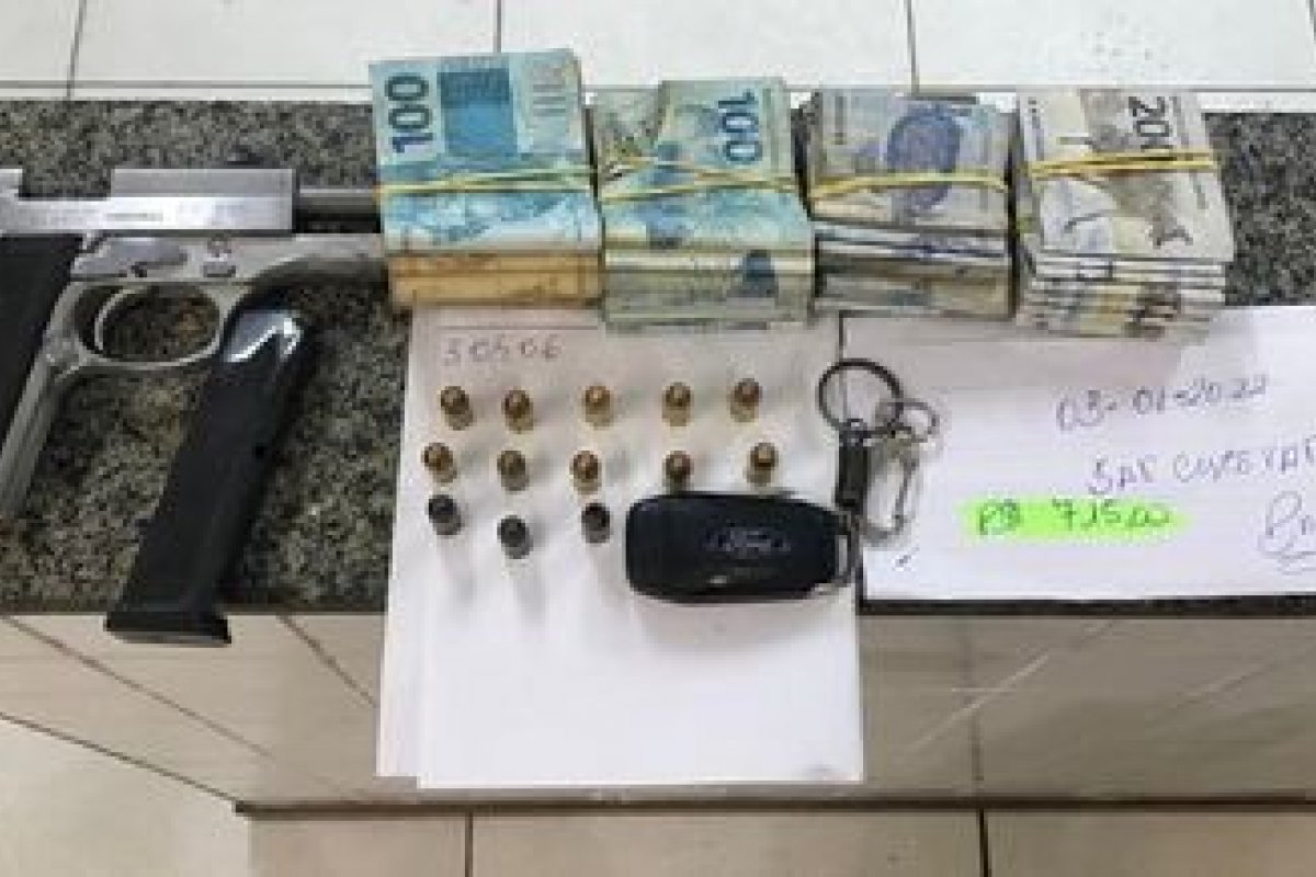 PM apreende pistola e R$ 30 mil com dupla na Barros Reis, em Salvador