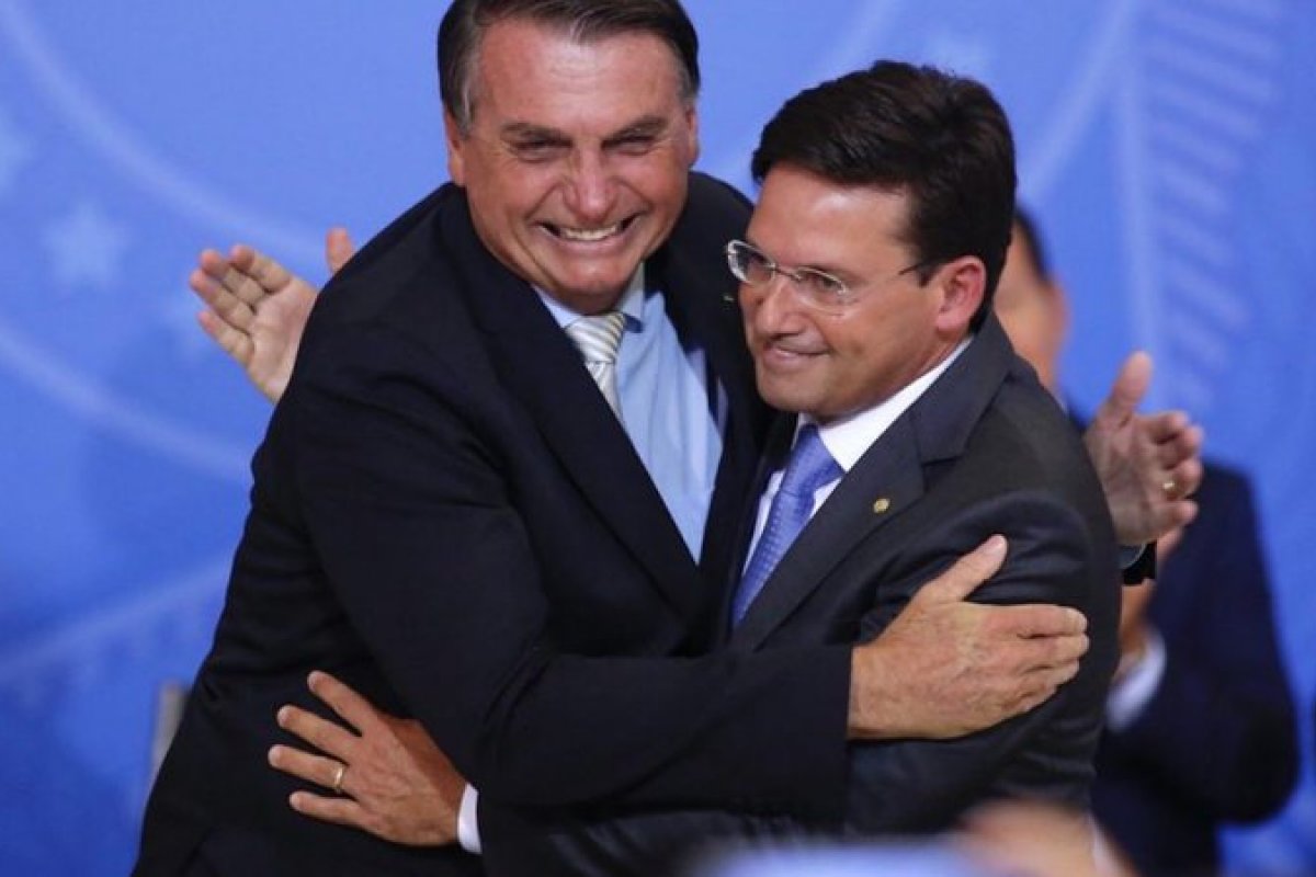 Jorge Solla denuncia a justiça eleitoral ‘propaganda antecipada’ em outdoor com Roma e Bolsonaro