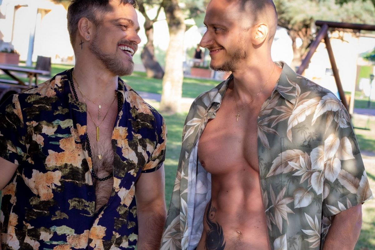 Vivendo na Itália, ex-dançarino da Companhia do Pagode desembarca com seu companheiro no Brasil. Saiba o motivo!