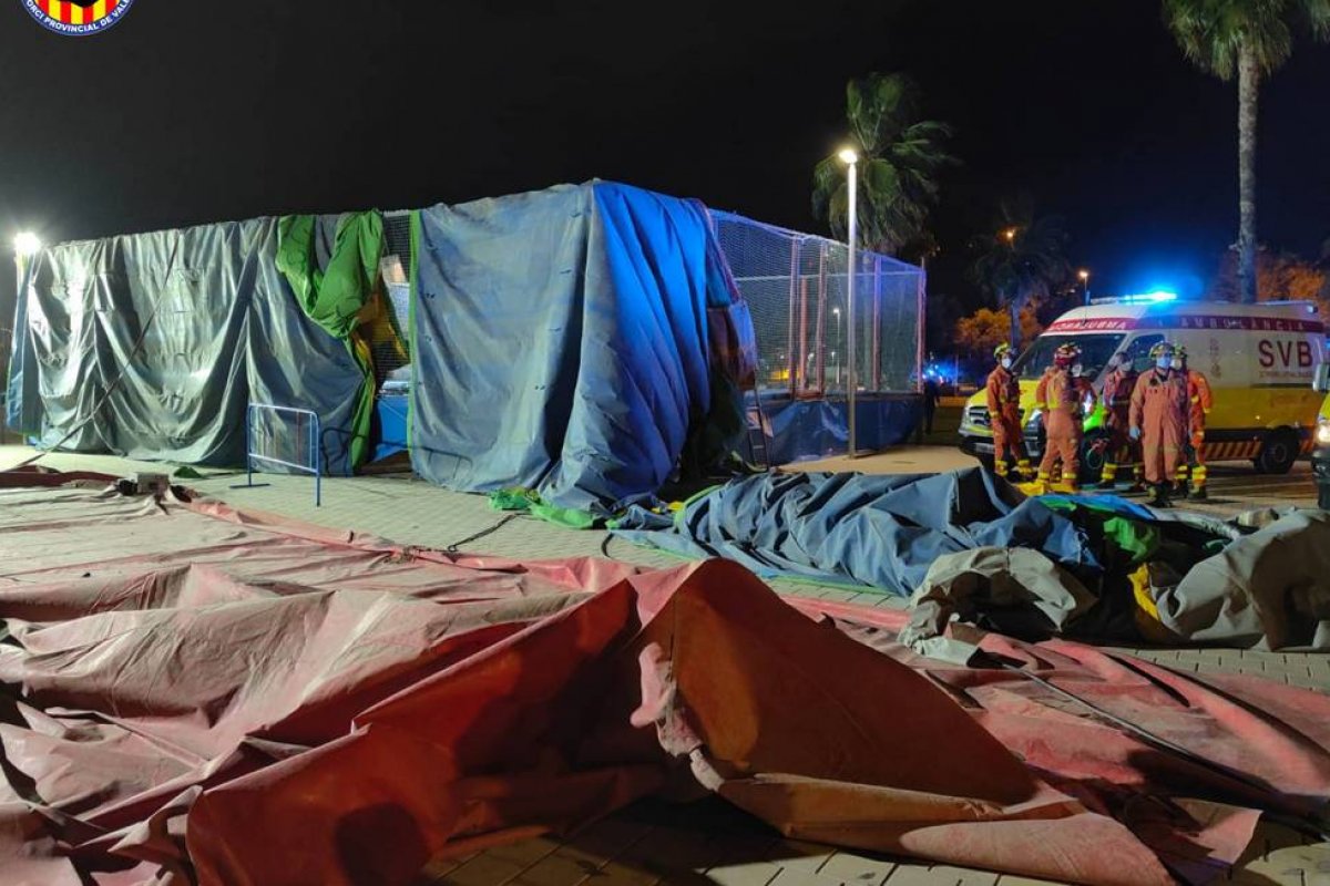 Uma criança morre e 8 ficam feridas após castelo inflável ser levado pelo vento na Espanha