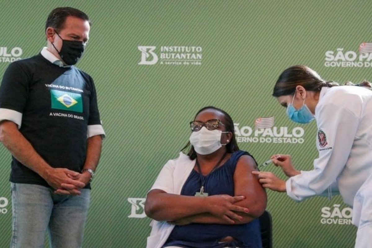 Primeira vacinada contra Covid-19, enfermeira Mônica Calazans se filia ao MDB