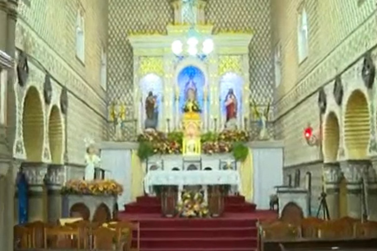 Fiéis celebram Festa de Reis na Igreja da Lapinha, em Salvador