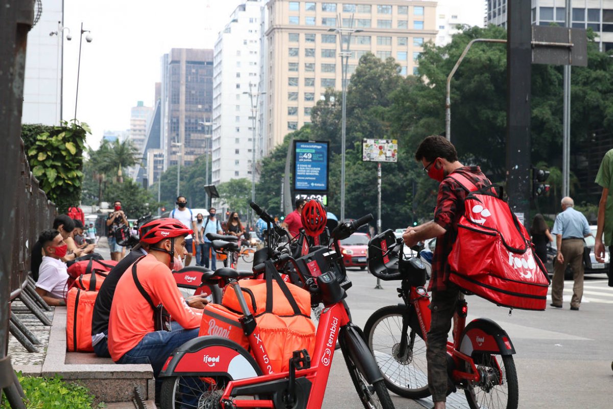 Bolsonaro sanciona lei que obriga apps de delivery a darem auxílio e seguro aos entregadores 