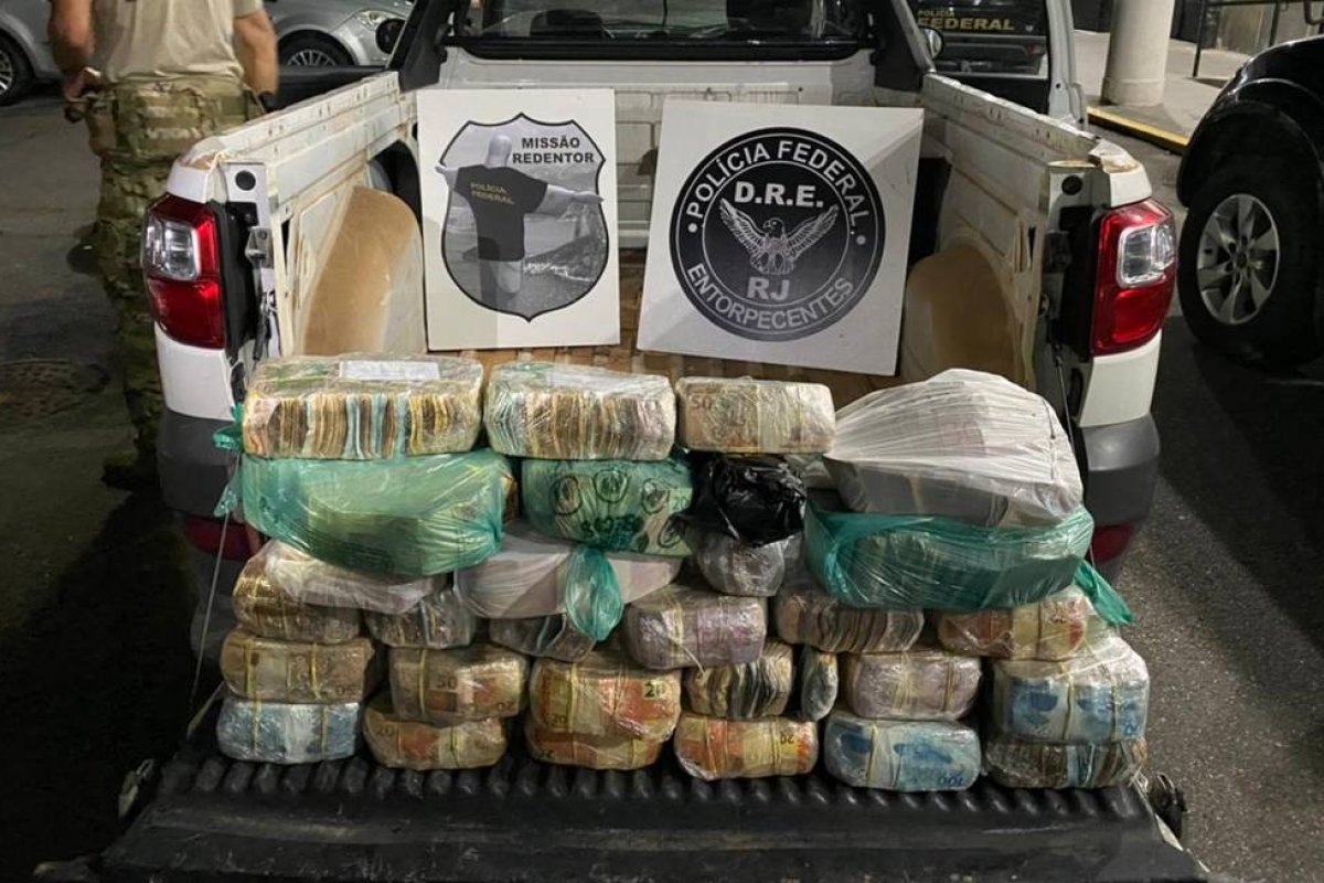 PF encontra mais de R$ 1,5 milhão em lataria de caminhonete no Rio de Janeiro