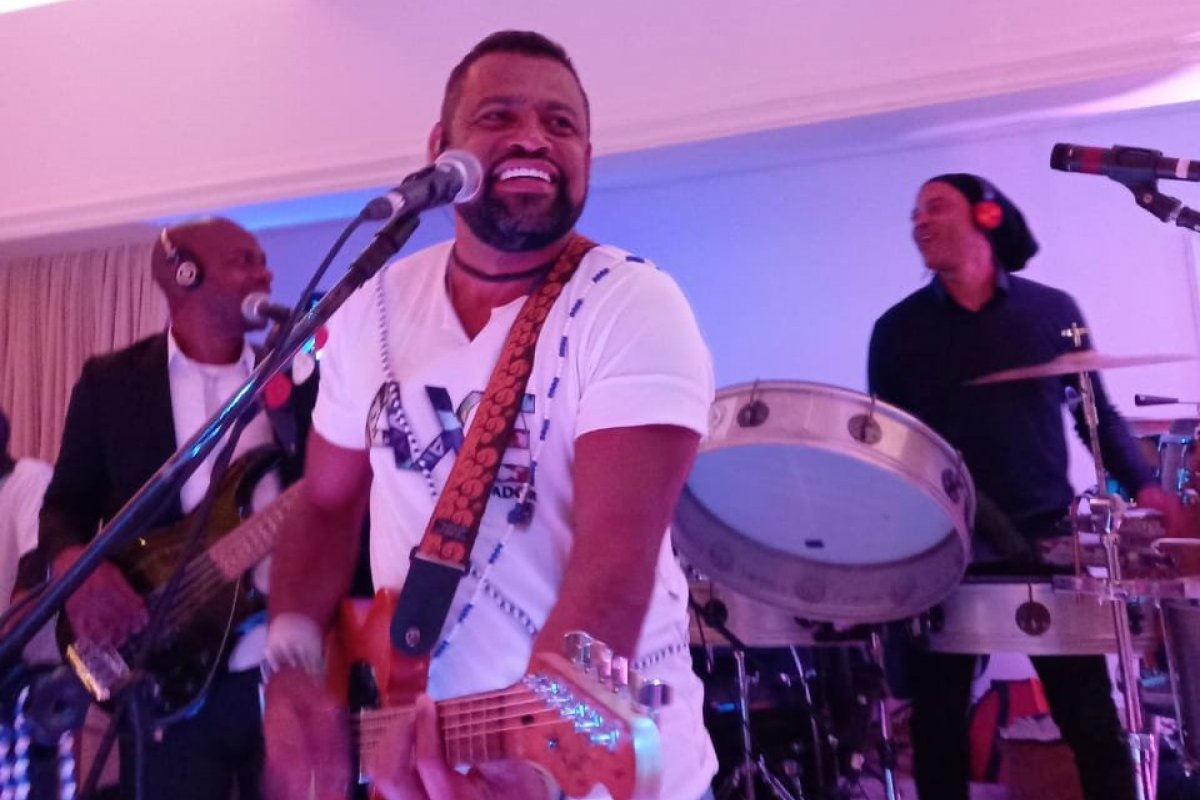 Neo Rose se apresenta nesta sexta-feira (7), na Barra