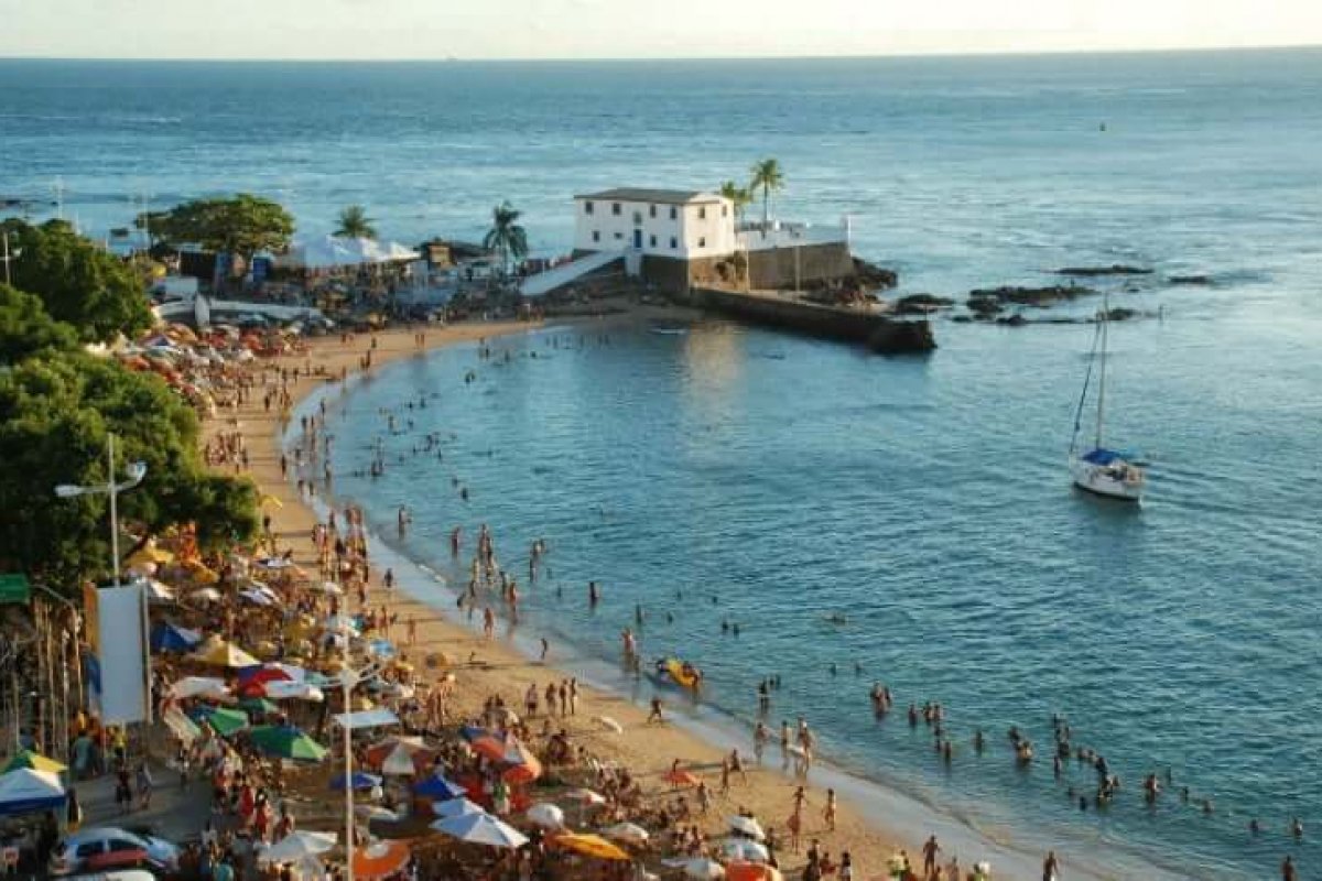 Homem morre afogado na praia do Porto da Barra, em Salvador 