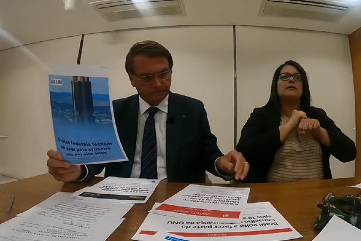 "A Pfizer não se responsabiliza se seu filho tiver uma reação", alerta Bolsonaro