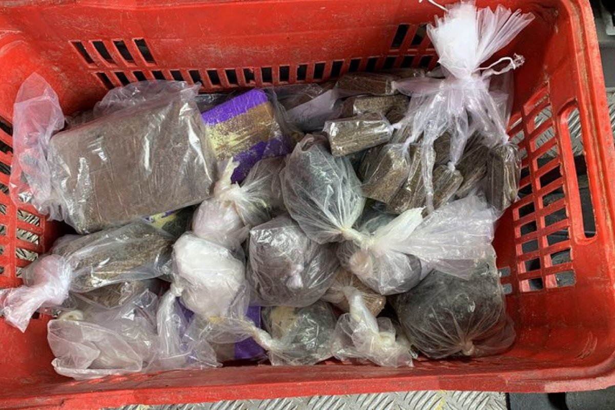 Policiais penais apreendem drogas, facas e celular no Complexo Penitenciário da Mata Escura, em Salvador