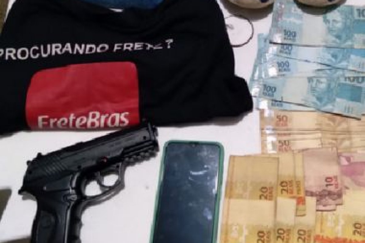 Polícia Militar recupera dinheiro após assalto em frente à delegacia em Jaguaquara